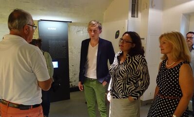 Stadtführer Walter Meurer erläutert Andrea Nahles, Marc Ruhland und Martina Luig-Kaspari die Ausstellungsstücke.